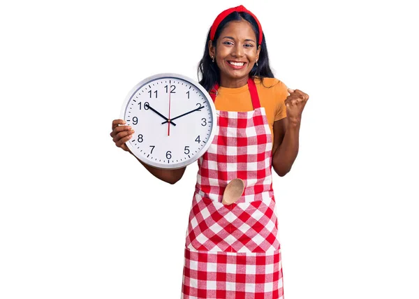 Joven Chica India Usando Delantal Cocinero Sosteniendo Gran Reloj Gritando — Foto de Stock