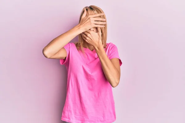 Mulher Loira Bonita Vestindo Camiseta Rosa Casual Cobrindo Olhos Boca — Fotografia de Stock