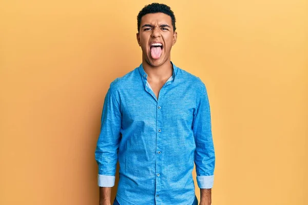 Mladý Arabský Muž Oblečený Neformálního Oblečení Vystrkujícího Jazyk Šťastný Legračním — Stock fotografie