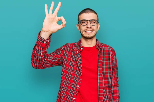 Gündelik Kıyafetler Giyen Spanyol Genç Adam Gülümsüyor Parmaklarıyla Tamam Işareti — Stok fotoğraf