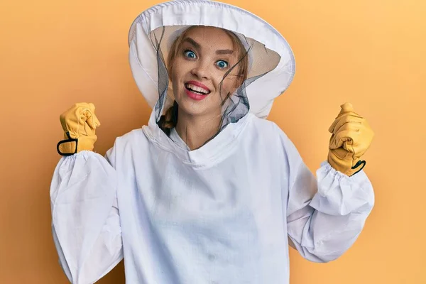 Bella Donna Caucasica Bionda Che Indossa Uniforme Protettiva Apicoltore Che — Foto Stock