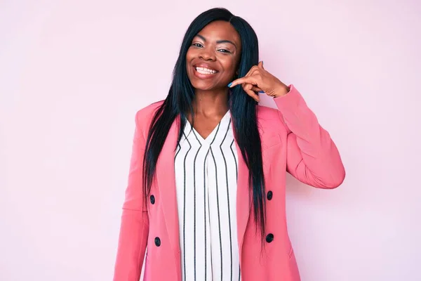 Junge Afrikanisch Amerikanische Frau Businesskleidung Lächelt Und Macht Telefongesten Mit — Stockfoto