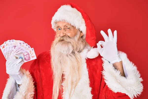 Starý Starší Muž Šedivými Vlasy Dlouhými Vousy Kostýmu Santa Clause — Stock fotografie