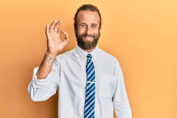 Przystojny Mężczyzna Brodą Długimi Włosami Ubraniu Biznesowym Uśmiechnięty Pozytywnie Robi — Zdjęcie stockowe