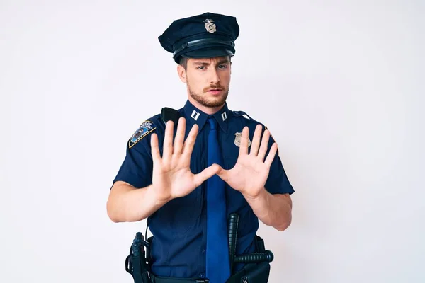 Jovem Caucasiano Vestindo Uniforme Policial Afastando Mãos Palmas Das Mãos — Fotografia de Stock
