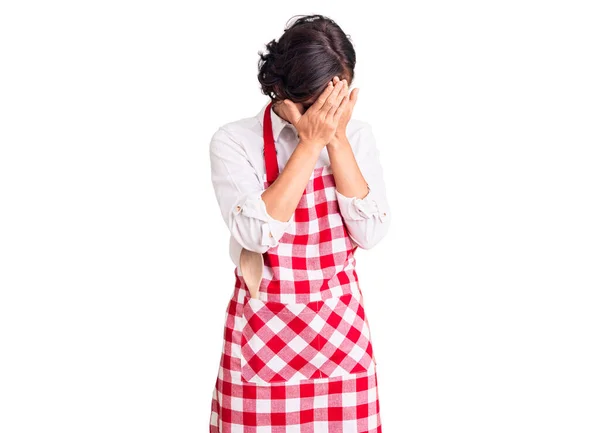 Schöne Junge Frau Mit Kurzen Haaren Die Professionelle Kochschürze Trägt — Stockfoto