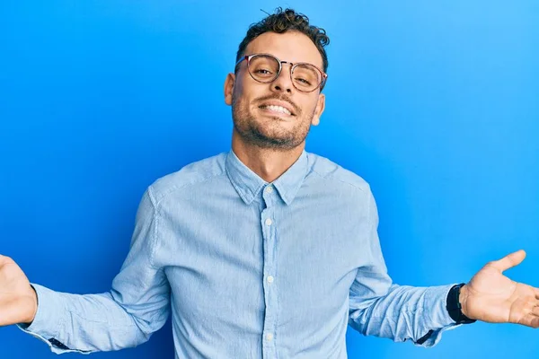 Jovem Hispânico Vestindo Roupas Casuais Óculos Sorrindo Mostrando Ambas Mãos — Fotografia de Stock
