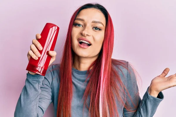 Jovem Mulher Caucasiana Segurando Garrafa Xampu Celebrando Realização Com Sorriso — Fotografia de Stock