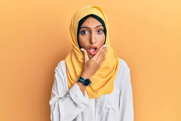 Junge Brünette Araberin Mit Traditionellem Islamischen Hijab Schal Sieht Fasziniert — Stockfoto