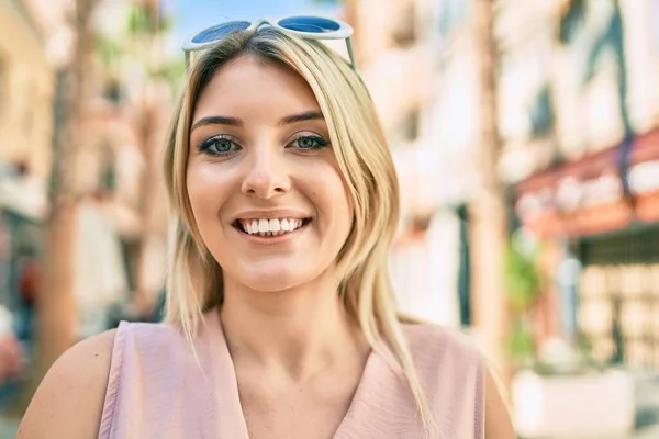 Joven Mujer Rubia Sonriendo Feliz Caminando Ciudad —  Fotos de Stock