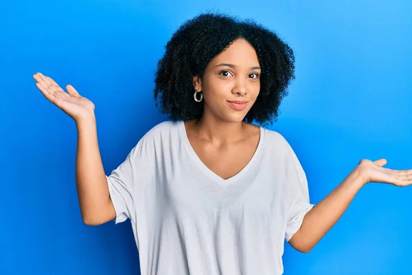 Ung Afrikansk Amerikansk Flicka Bär Casual Vit Shirt Aningslös Och — Stockfoto