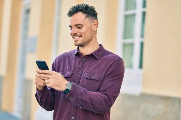 Joven Hombre Hispano Sonriendo Feliz Usando Smartphone Ciudad — Foto de Stock