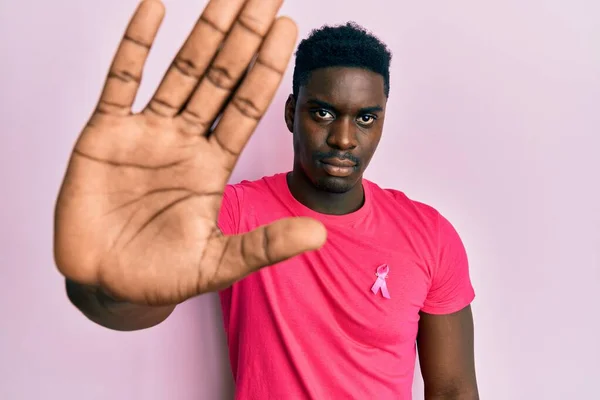 Όμορφος Μαύρος Άντρας Ροζ Καρκινική Κορδέλα Στο Πουκάμισο Ανοιχτό Χέρι — Φωτογραφία Αρχείου