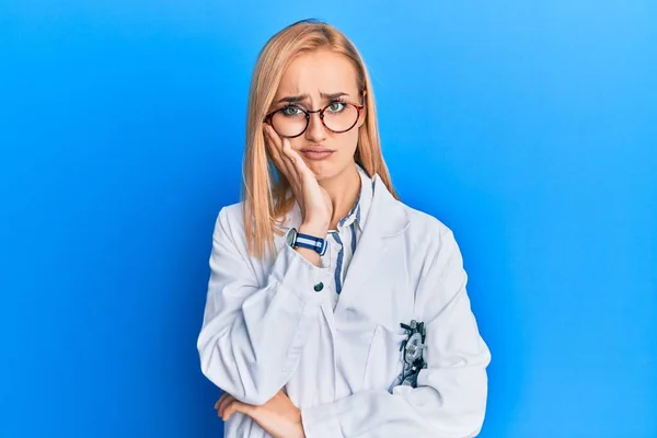 Mulher Oculista Branca Bonita Vestindo Roupão Óculos Optometria Pensando Que — Fotografia de Stock