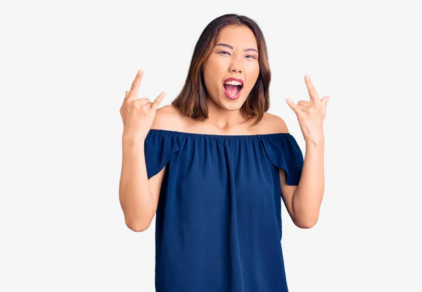 Junge Schöne Chinesische Mädchen Lässiger Kleidung Schreien Mit Verrücktem Gesichtsausdruck — Stockfoto