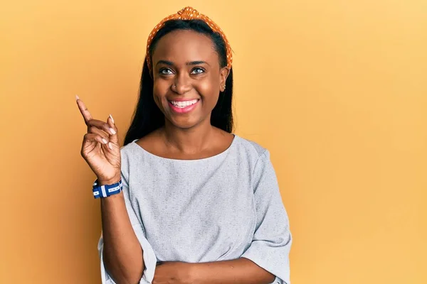 Jeune Femme Africaine Portant Des Vêtements Décontractés Sur Fond Jaune — Photo