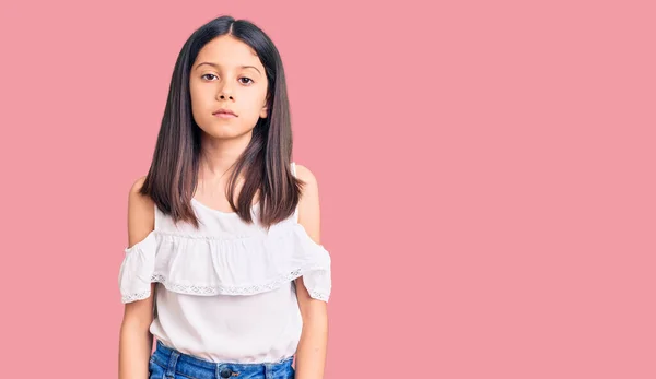 Schöne Kind Mädchen Lässiger Kleidung Entspannt Mit Ernstem Gesichtsausdruck Einfacher — Stockfoto