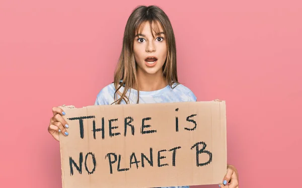 Adolescente Caucasiano Menina Segurando Não Planeta Banner Assustado Espantado Com — Fotografia de Stock