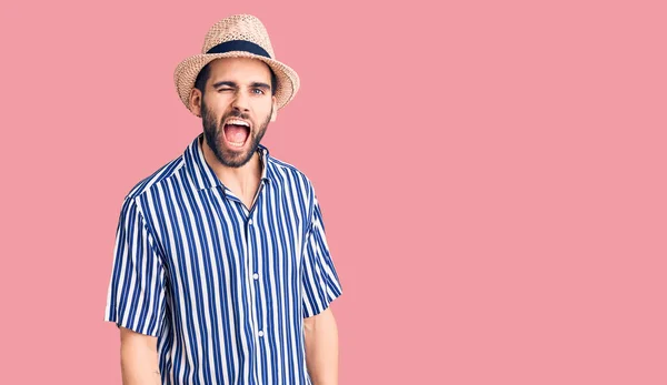 Homem Bonito Jovem Com Barba Usando Chapéu Verão Camisa Listrada — Fotografia de Stock