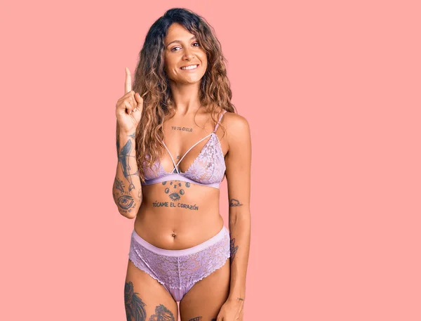 Ung Latinamerikansk Kvinna Med Tatuering Klädd Underkläder Visar Och Pekar — Stockfoto