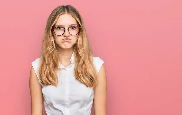 Vacker Ung Kaukasiska Flicka Bär Casual Kläder Och Glasögon Puffande — Stockfoto