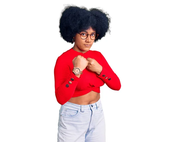 Молодая Африканская Американка Повседневной Одежде Очках Готовая Драться Жестом Защиты — стоковое фото