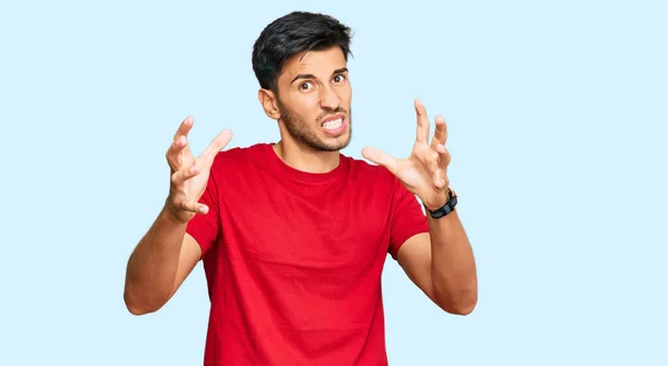 Joven Hombre Guapo Con Camiseta Roja Casual Gritando Frustrado Por — Foto de Stock