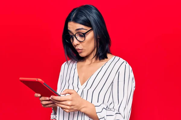 Jovem Bela Mulher Latina Segurando Touchpad Assustado Surpreso Com Boca — Fotografia de Stock