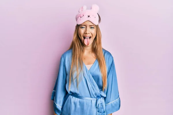 Linda Jovem Loira Usando Máscara Sono Pijama Colando Língua Feliz — Fotografia de Stock