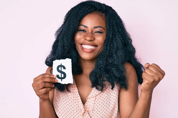 Hermosa Mujer Africana Sosteniendo Papel Símbolo Del Dólar Gritando Orgulloso —  Fotos de Stock