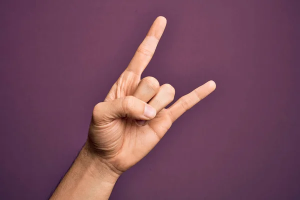 Mano Joven Caucásico Mostrando Los Dedos Sobre Fondo Púrpura Aislado —  Fotos de Stock