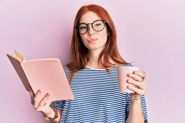 Giovane Ragazza Rossa Testa Leggendo Libro Bevendo Una Tazza Caffè — Foto Stock