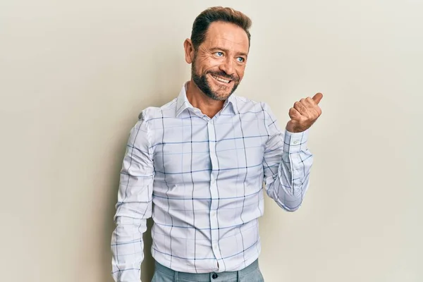 Homem Meia Idade Vestindo Roupas Negócios Sorrindo Com Rosto Feliz — Fotografia de Stock