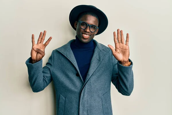 年轻的非洲裔美国人 穿着雅致的服装 用9号手指指尖 面带微笑 自信而快乐 — 图库照片