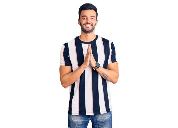 Mladý Pohledný Hispánec Nosí Pruhované Tričko Modlí Rukama Dohromady Prosí — Stock fotografie