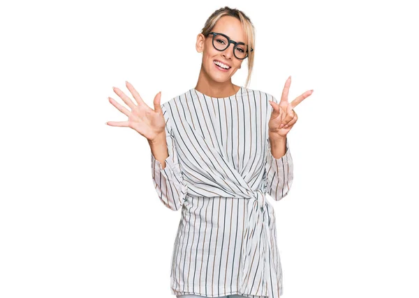 Vacker Blond Kvinna Bär Business Shirt Och Glasögon Som Visar — Stockfoto