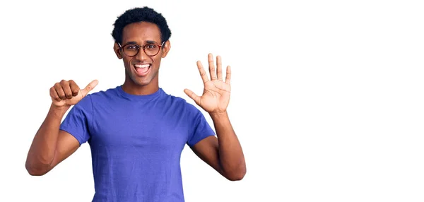 Afrikalı Yakışıklı Günlük Kıyafetler Gözlük Takan Altı Numaralı Parmaklarıyla Kendini — Stok fotoğraf