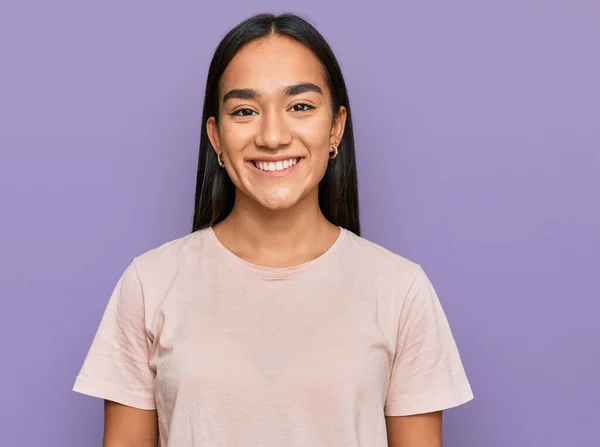 Jovem Mulher Asiática Vestindo Roupas Casuais Com Sorriso Feliz Legal — Fotografia de Stock