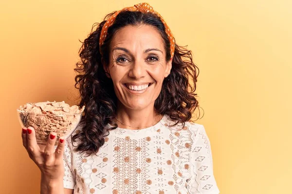 Mulher Meia Idade Bonita Segurando Tigela Com Flocos Milho Olhando — Fotografia de Stock