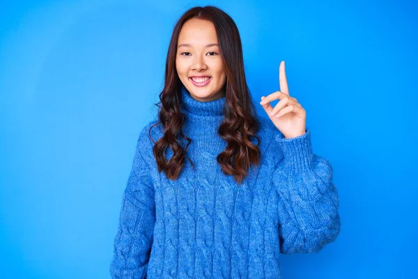 Menina Chinesa Bonita Nova Vestindo Camisola Inverno Casual Apontando Dedo — Fotografia de Stock