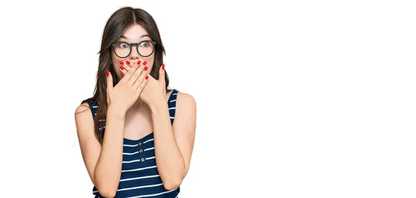 Junge Schöne Kaukasische Mädchen Lässiger Kleidung Und Brille Schockiert Mund — Stockfoto