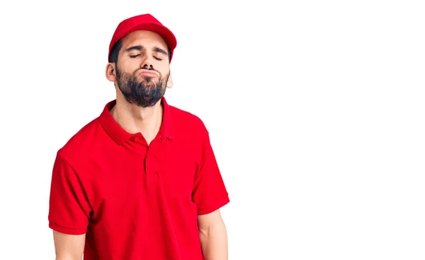 Joven Hombre Guapo Con Barba Vistiendo Uniforme Entrega Mirando Cámara —  Fotos de Stock