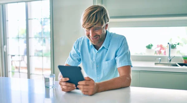 Junger Irischer Mann Lächelt Glücklich Mit Touchpad Auf Dem Tisch — Stockfoto