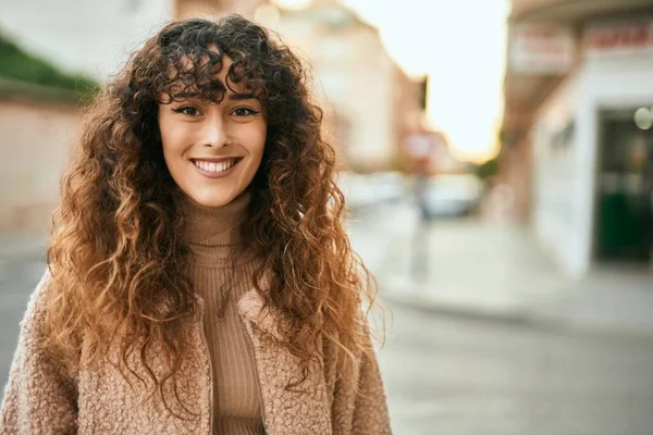 Jovem Hispânica Sorrindo Feliz Cidade — Fotografia de Stock