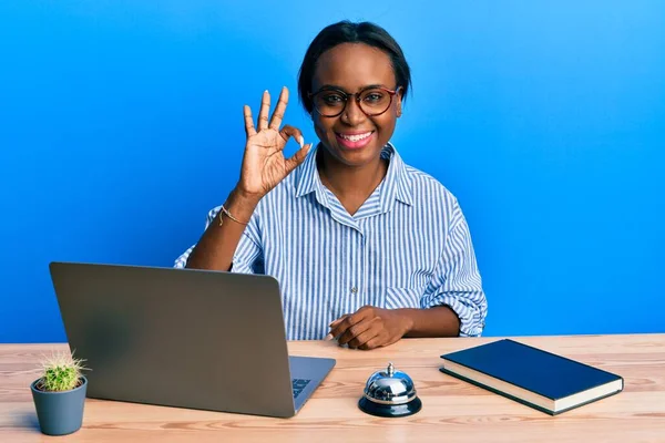 Mujer Africana Joven Que Trabaja Recepción Del Hotel Usando Ordenador —  Fotos de Stock