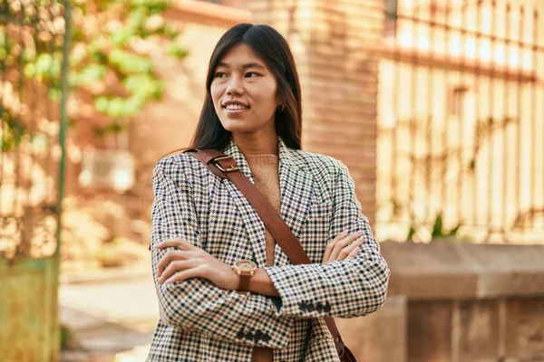 Ung Asiatisk Affärskvinna Med Armarna Korsade Leende Glad Mot Staden — Stockfoto