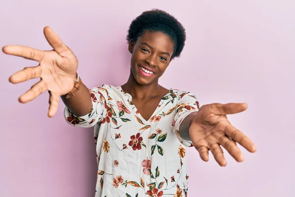 Junge Afroamerikanerin Lässiger Kleidung Die Die Kamera Lächelt Und Mit — Stockfoto