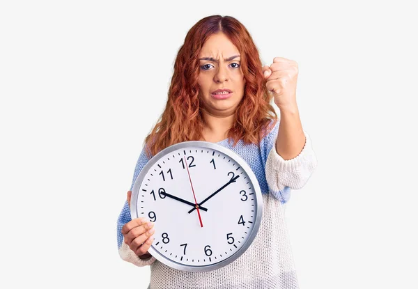 Mujer Latina Joven Sosteniendo Gran Reloj Molesto Frustrado Gritando Con —  Fotos de Stock