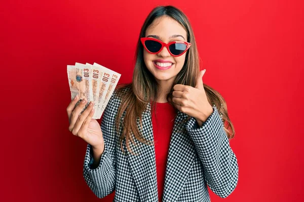 Jovem Morena Segurando Reino Unido Libras Notas Sorrindo Feliz Positivo — Fotografia de Stock