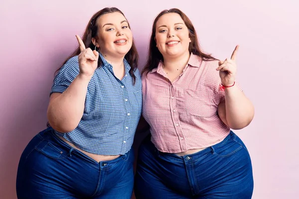 Junge Size Zwillinge Lässiger Kleidung Lächeln Selbstbewusst Und Zeigen Mit — Stockfoto